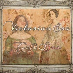 Könnte beinhalten: Ein gerahmtes Bild im antiken Stil mit dem Text "Victorian Era Gift Box". Es zeigt zwei Frauen in viktorianischen Kleidern vor einem floralen Hintergrund. Der Rahmen hat detaillierte Verzierungen.