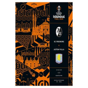 Op de afbeelding: Een promotieposter voor de Europa League Finale 2026 in Istanbul. Het ontwerp heeft een oranje en zwart geometrisch patroon met stadsillustraties en de tekst "Istanbul". De teams SC Freiburg en Aston Villa staan vermeld.