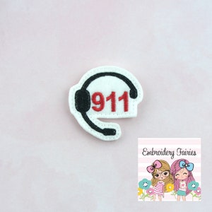 Puede incluir: Parche de fieltro blanco con un contorno negro de un auricular y el número 911 en bordado rojo.