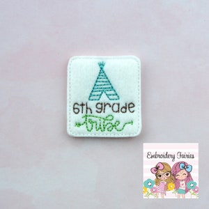 Puede incluir: Parche cuadrado de fieltro blanco con costuras marrones. El parche presenta una tienda de campaña tipi rayada azul turquesa y blanca con el texto "6th grade tribe" en costura marrón.