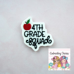 Puede incluir: Parche de fieltro blanco con bordado negro que dice "4th Grade Squad" con un gráfico de manzana roja.