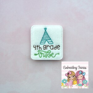 Puede incluir: Parche cuadrado de fieltro blanco con costuras marrones. El parche presenta una tienda de campaña azul y verde con un texto marrón "4th grade tribe".