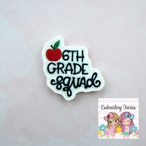 Puede incluir: Parche de fieltro blanco con bordado negro que dice "6th Grade Squad" con un gráfico de manzana roja.