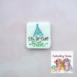 Puede incluir: Parche cuadrado de fieltro blanco con bordado verde y azul de una tienda de campaña y el texto "5th grade tribe".