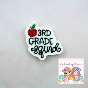 Puede incluir: Parche de fieltro blanco con bordado negro que dice "3rd Grade Squad" con un gráfico de manzana roja.