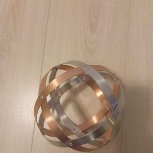 Genesa Crystal - Durchmesser 16 cm - Material: Aluminium und Kupfer - symmetrisches Bandgeflecht