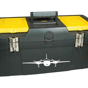 以下が含まれることがあります： 前面に白い飛行機のステッカーが付いた黒と黄色のツールボックス。ツールボックスにはハンドルと2つのラッチが付いています。