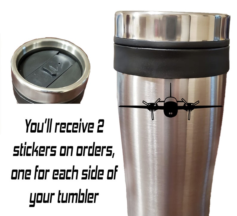 以下が含まれることがあります： 黒い蓋と中央に黒いバンドが付いたステンレス製のトラベルマグ。マグには、前面に小さな飛行機の黒いシルエットが描かれています。マグの下には、「You'll receive 2 stickers on orders, one for each side of your tumbler」というテキストが印刷されています。