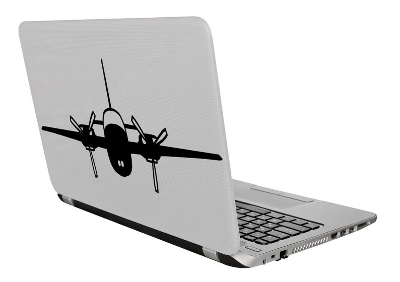 以下が含まれることがあります： 背面に黒い飛行機のシルエットのステッカーが貼られた銀色のラップトップ