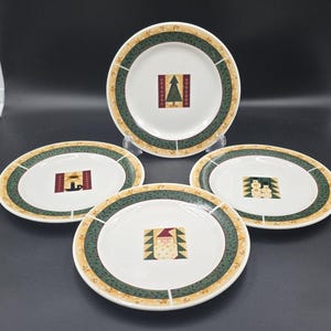 Può includere: Set di quattro piatti in ceramica bianca con bordo verde e oro. Ogni piatto presenta un diverso design a tema natalizio al centro, tra cui un albero di Natale, Babbo Natale e altre immagini festive. Ideale per cene festive.
