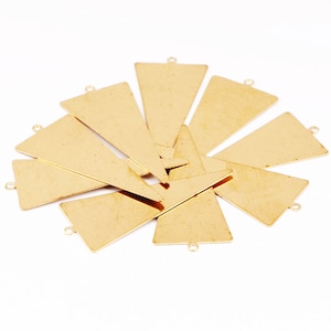 Pode incluir: Dez pingentes de metal de forma triangular de cor dourada com um furo na parte superior para pendurar.