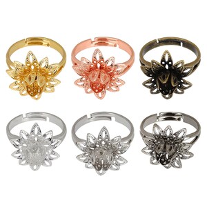 Op de afbeelding: Zes verstelbare ringen met een bloemmotief. De ringen zijn verkrijgbaar in goud, rosé goud, zilver en brons.