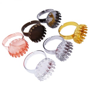 Op de afbeelding: Zes verstelbare ringblanken met een kroonvormige bezel. De bezels zijn in zilver, goud, brons en roze.