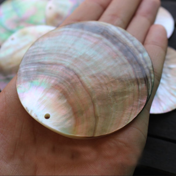 Conjunto de 10 pingentes redondos em madrepérola preta, de 10 a 45 mm, para bijuterias DIY. Inclui contas de madrepérola, pingentes e berloques. Disponível em B4.