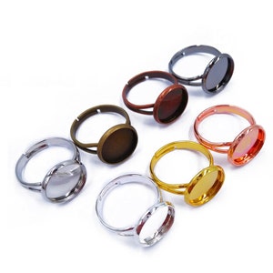 Op de afbeelding: Set van 7 verstelbare ringblanken met ronde glazen cabochons. De ringen zijn verkrijgbaar in zilver, goud, brons, koper, zwart en rosé goud.
