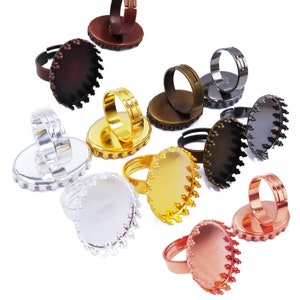 Op de afbeelding: Assortiment van ovale ringblanken met een decoratieve rand. De blanken zijn gemaakt van metaal en zijn verkrijgbaar in verschillende afwerkingen, waaronder zilver, goud, koper en brons.
