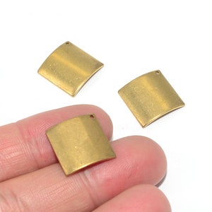 50 st berlocker i rå mässing - Fyrkantiga berlocker i rå mässing - Örhängeskopplingar - Örhängesdetaljer - Smyckestillbehör - 15x0,8 mm - BS272