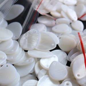 50 pezzi pendenti a goccia in madreperla bianca, perline in madreperla bianca, pendenti con perline intagliate, gioielli in conchiglia fai da te, B12