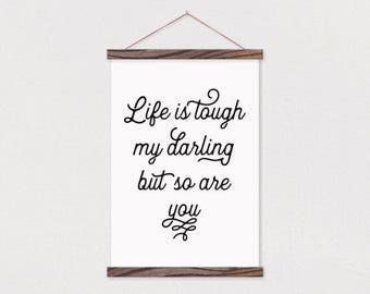 "Kunstdruck ""Life is Tough My Darling But So Are You"" - Spruch zur Aufhängung."