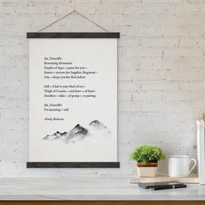 Anpassat konsttryck med bergsdikt på canvas med ramar - valfri bild eller text
