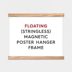 Peut inclure: Une affiche blanche avec le texte "FLOATING (STRINGLESS) MAGNETIC POSTER HANGER FRAME" est maintenue par deux barres en bois. Le texte "FLOATING" est en rouge. Les barres en bois sont brun clair.