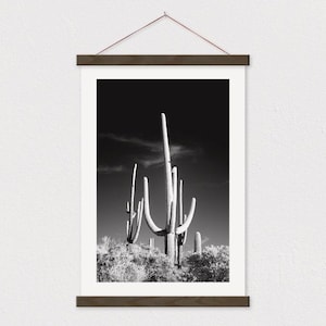 Impresión en lienzo de cactus saguaro en blanco y negro con colgador de madera para póster - Letrero de granja - Regalo para ella - Impresión de granja - Granja moderna