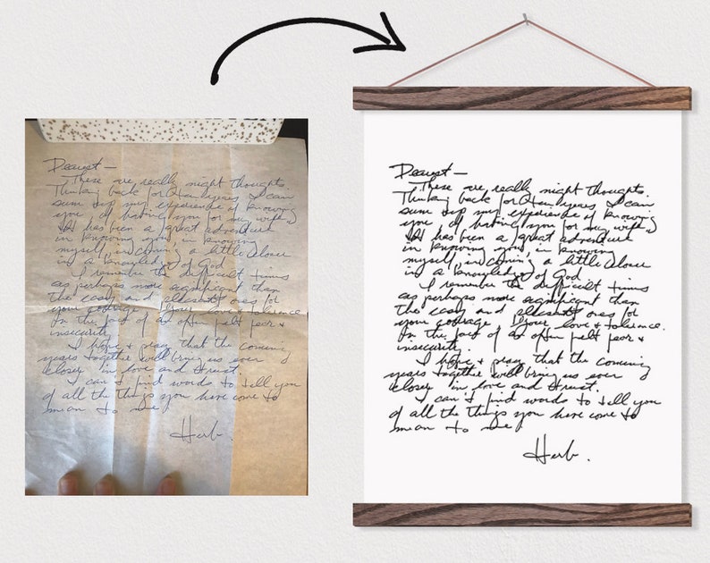 Puede incluir: Una carta manuscrita en papel envejecido con un marco de madera. La carta dice: "Querida - Estos son realmente pensamientos hermosos. Vuelven a menudo, tratando de reclamar nuestro d&iacute;a, pero experimento d&iacute;a tras d&iacute;a odi&aacute;ndolos porque cada ojo ha sido un blanco para el polvo. Aun as&iacute;, encuentro un prop&oacute;sito grandioso y hermoso en el sufrimiento, en conocerme a m&iacute; mismo y a Dios, un poco m&aacute;s cerca en una habitaci&oacute;n solitaria. Dios solo, si recuerdo los tiempos dif&iacute;ciles como quiz&aacute;s m&aacute;s significativos que los tiempos f&aacute;ciles y delicados, por el coraje y tu amor y tolerancia por la culpa de haber sentido a menudo miedo e inseguridad. Espero y rezo para que los a&ntilde;os venideros juntos nos acerquen en amor y confianza. No encuentro palabras para decirte todo lo que has llegado a significar para m&iacute;. Herb."