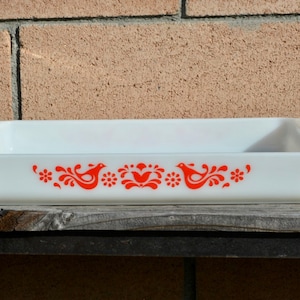 Szklana forma do pieczenia Pyrex z lat 70. 933 o pojemności 3 litrów, podłużna, 9 x 13 cali, wzór przyjaźni, opal z czerwonym wzorem