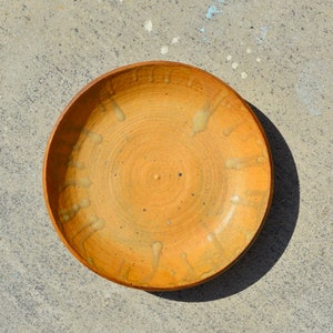 Vintage Studio Keramik - Große 12 1/2 &quot;runde Keramikplatte mit Goldgelber Tropfglasur - Signiert Tomoko