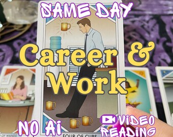 Może przedstawiać: Karta tarota Czwórka Kielichów z ilustracją osoby w koszuli i krawacie opartej o biurko w biurze z czterema złotymi pucharami, z napisami SAME DAY Career & Work NO AI VIDEO READING.