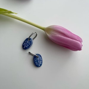 Boucles d’oreilles bleu en céramique peintes à la main – créations uniques