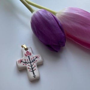 Pendentif de croix en céramique peintes à la main – créations uniques
