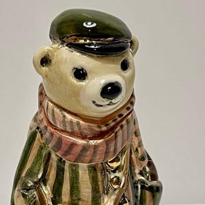 Gus l’ours porteur de courrier de la collection les ours de Martha