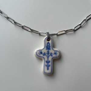 Croix en céramique peintes à la main – créations uniques