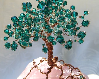 Scultura Albero della Vita Swarovski realizzata a mano: base in quarzo rosa, perline verde smeraldo.