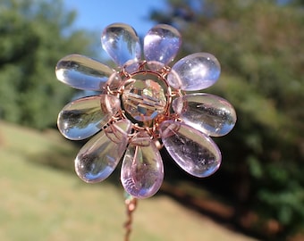 Escultura artesanal de equinácea ametrina: flor de cristal envuelta en alambre con detalles de Swarovski.