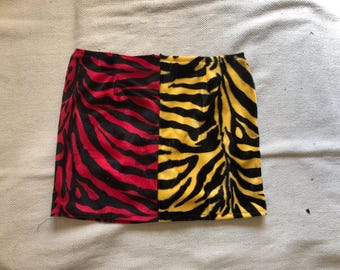 Minigonna con zip Velboa in pelliccia di zebra rossa e gialla, stile punk rock, taglie 6 8 10 12 14 16 18 20 22. Prodotta nel Regno Unito.
