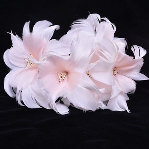 Fiori di piume, modisteria, fiori intrecciati in piume per modisteria, matrimonio, fascinators, copricapo da sposa, fatto a mano su misura