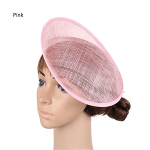 Bibi boutonné de forme ronde avec base de chapeau Sinamay, chapeau haut de forme pour chapellerie et fabrication de chapeaux 9,84 po. de diamètre Pink