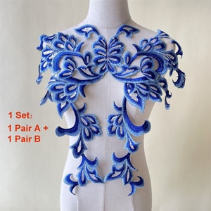Puede incluir: Un conjunto de dos pares de aplicaciones bordadas florales azules y blancas. Las aplicaciones tienen un delicado diseño floral con un motivo de mariposa. El texto "1 Set: 1 Pair A + 1 Pair B" es visible en la imagen.