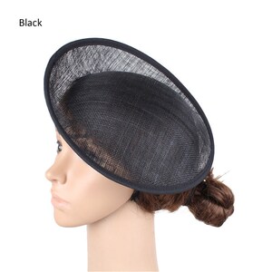 Bibi boutonné de forme ronde avec base de chapeau Sinamay, chapeau haut de forme pour chapellerie et fabrication de chapeaux 9,84 po. de diamètre Black