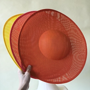 Chapeau bibi rond de 40 cm, en sinamay synthétique, avec bouton de base, disponible en 27 couleurs, idéal pour la chapellerie et la fabrication de chapeaux à Derby.