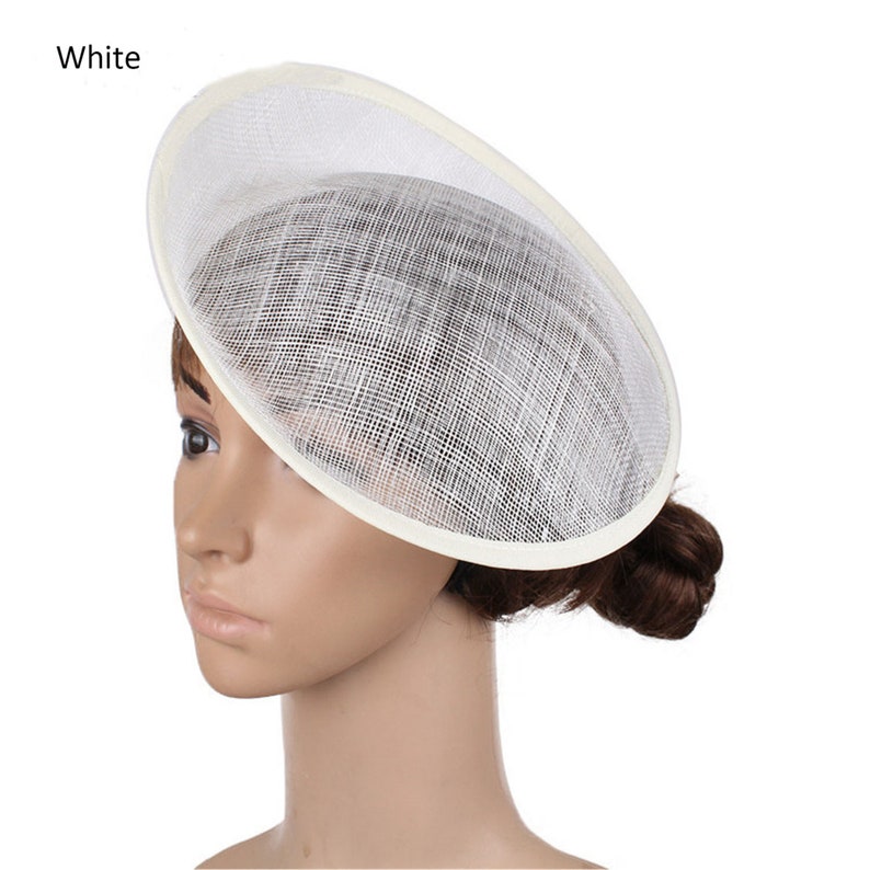 Bibi boutonné de forme ronde avec base de chapeau Sinamay, chapeau haut de forme pour chapellerie et fabrication de chapeaux 9,84 po. de diamètre White