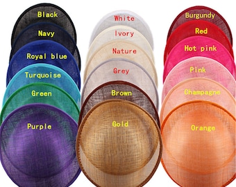 Könnte beinhalten: Sortiment von 15 runden Hutbasen in verschiedenen Farben, darunter Schwarz, Weiß, Marine, Elfenbein, Rot, Pink, Königsblau, Grau, Rosa, Türkis, Grün, Braun, Champagner, Lila, Gold und Orange.