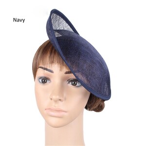 Bibi boutonné de forme ronde avec base de chapeau Sinamay, chapeau haut de forme pour chapellerie et fabrication de chapeaux 9,84 po. de diamètre Navy