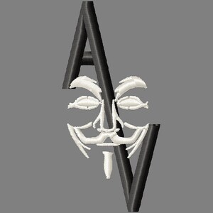 Puede incluir: Diseño bordado que presenta una máscara blanca estilizada dentro de un marco negro angular. La máscara tiene detalles, incluyendo ojos, nariz y boca. El diseño está sobre un fondo gris.