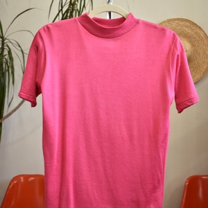 50s 60s Campus Hot Pink Crew Neck Short Sleeve Blank Tee // Midcentury Bright Neon TShirt Single Stitch Cotton Rayon 1950s 1960s // Small