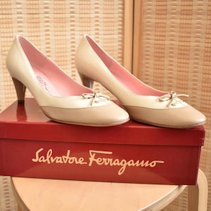 80s 90s Ferragamo 2 Tone Cream & Camel Low Heels w Bow Toe Understated Preppy Romantic Pumps Pink Soles NEW in Box Deadstock Luxury Size 8