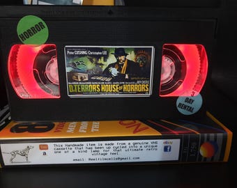 Lámpara VHS retro, Casa de los Horrores, ¡luz de noche! Increíble idea de regalo para cualquier fanático del cine, cueva del hombre o regalos de cumpleaños.