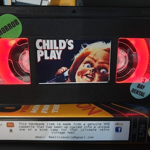 Lampa retro VHS, laleczka Chucky dla dzieci, lampka nocna! Niesamowity pomysł na prezent dla każdego fana filmów, męska jaskinia lub prezent urodzinowy